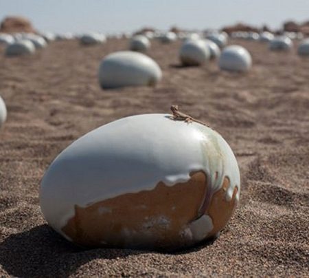 Before Shi Shaoping’s eggs ended up on the floor of the exhibition gallery of the Today Art Museum in Beijing (August 25 – September 9, 2013), Shi installed his creations in some of China's most dramatic landscapes.