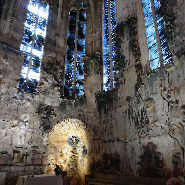 FotoFile | Agustí Torres Captures Miquel Barceló at the Palma Cathedral