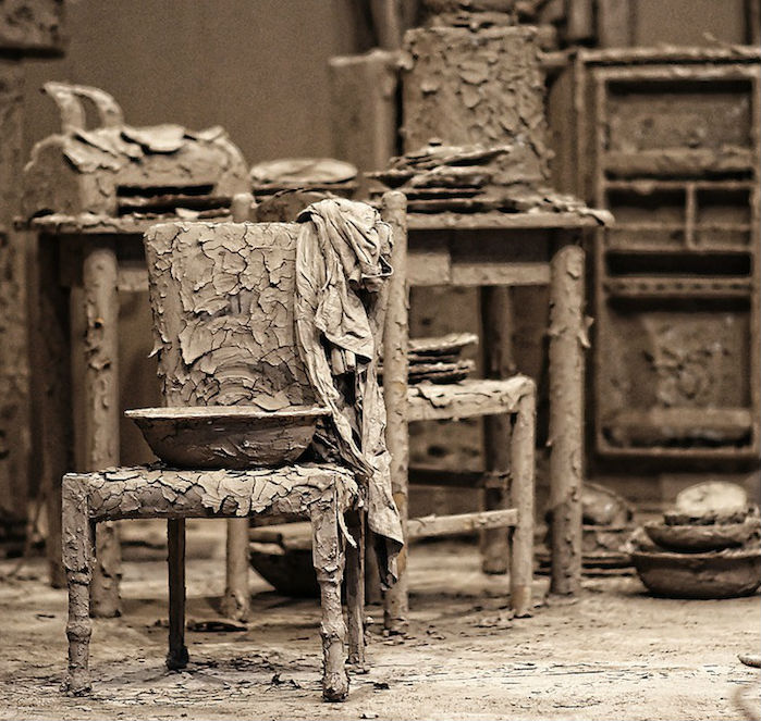Art | Chen Zhen’s Clay-coated “Purification Room” Visualizes the Cyclical Nature of Life