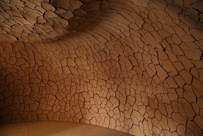 Video | Andy Goldsworthy Builds Crumbling Clay Dome in Brazil